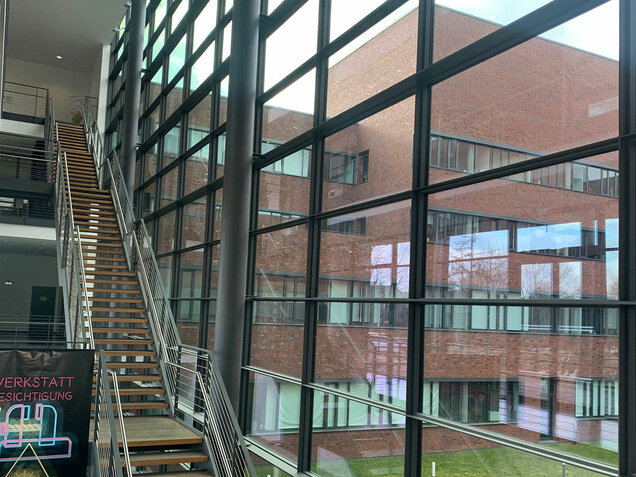 Stahl-Glas-Fassade der Uni Physik in Rostock – Innenansicht