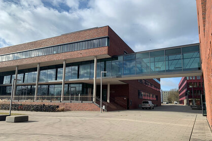 Stahl-Glas-Fassade der Uni Physik in Rostock
